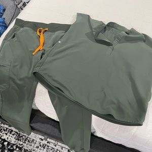 Figs. Medium Rafaela top, medium petite Zamora jogger